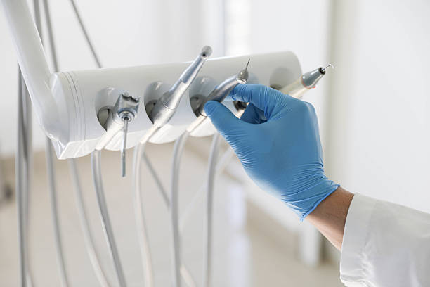 Professional Tooth Extraction technician working in Newhall, IA
